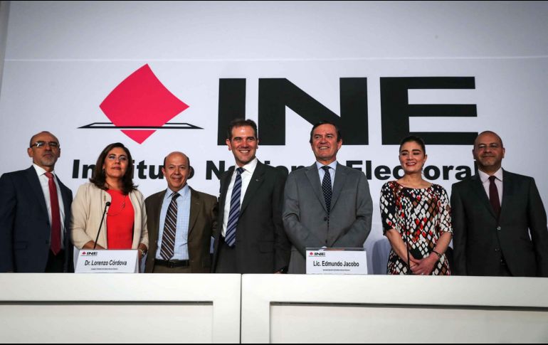 El consejero Presidente del Instituto Nacional Electoral, Lorenzo Córdova, acompañado de consejeros, inaugura la Macro Sala de Prensa del INE para el próximo domingo 1 de julio. SUN / J. Reyes