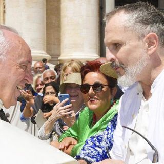 Miguel Bosé conoce al papa Francisco