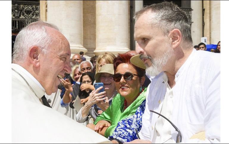 En las imágenes que compartió Miguel Bosé se aprecia al Papa Francisco sonriente. TWITTER / @BoseOfficial