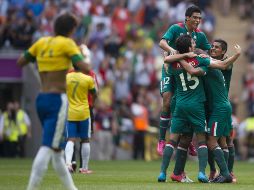 Mexicanos celebran el oro en Londres 2012. Las dos veces que se han enfrentado México y Brasil en Finales de torneos oficiales, el Tri se ha llevado el triunfo. MEXSPORT/O. Martínez