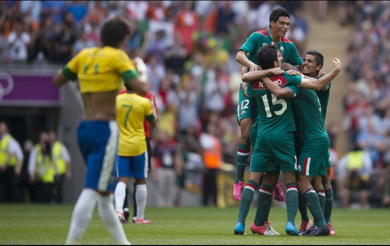 Mexicanos celebran el oro en Londres 2012. Las dos veces que se han enfrentado México y Brasil en Finales de torneos oficiales, el Tri se ha llevado el triunfo. MEXSPORT/O. Martínez