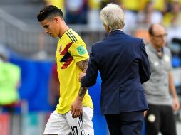 Pékerman no ha confirmado si se trata de la misma recarga muscular o una nueva lesión lo que impidió que el diez colombiano saliera prematuramente del partido contra el equipo africano. AP / M. Meissner