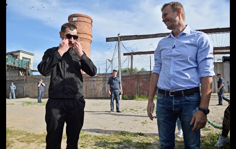 El opositor ruso Alexéi Navalni (d) reacciona al ver a su hermano Oleg en Naryshkino, Rusia. Oleg fue liberado este viernes tras haber cumplido una pena de tres años y medio de prisión por un caso de malversación de fondos. AP/D. Serebryakov