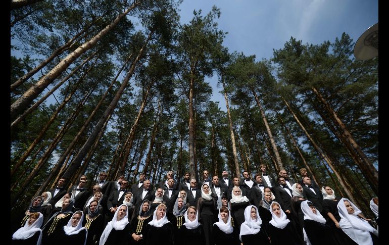 Un coro asiste a la ceremonia de presentación de un monumento a las víctimas de la Segunda Guerra Mundial, ubicado en el ex campo de concentración nazi en Trostenets, Bielorrusia. AFP/M. Malinovsky