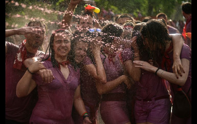 Personas participan en una guerra de vino en la población española de Haro. Cientos de asistentes se congregan para esta celebración, en la cual se arrojan miles de litros de vino tinto. AP/A. Barrientos