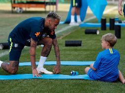 Al final del entrenamiento con sus compañeros, Neymar convive con su hijo Davi Lucca da Silva Santos. AFP / A. Dennis