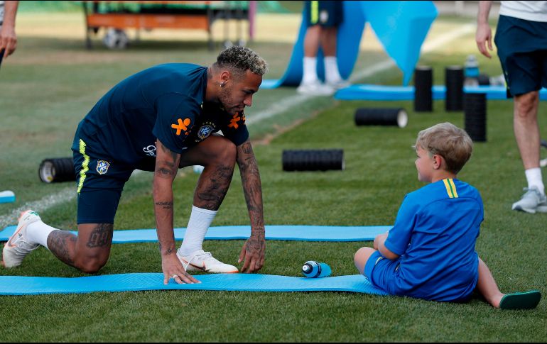 Al final del entrenamiento con sus compañeros, Neymar convive con su hijo Davi Lucca da Silva Santos. AFP / A. Dennis