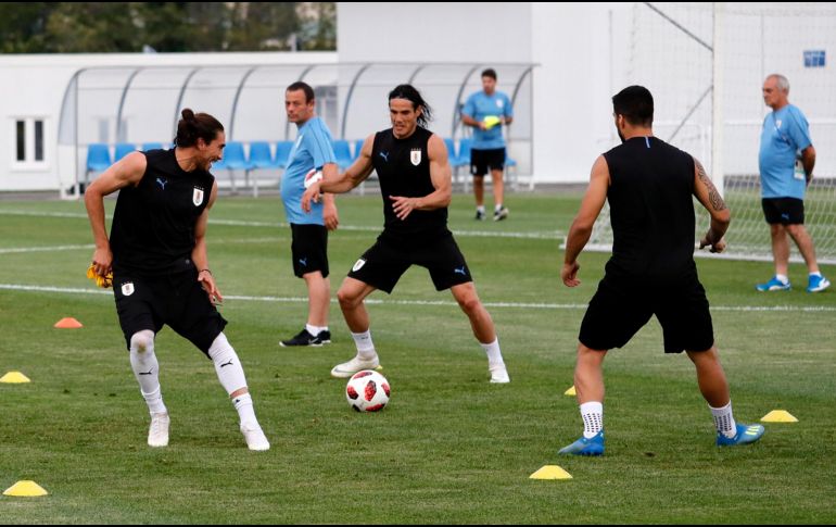 Rodrigo Bentancur y Edinson Cavani disputan el balón durante su preparación previo al choque con Portugal. EFE/R. Wittek