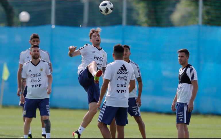 El técnico de la Albiceleste confía en la capacidad de sus jugadores en general, no sólo en Messi. AP/R. Mazalan