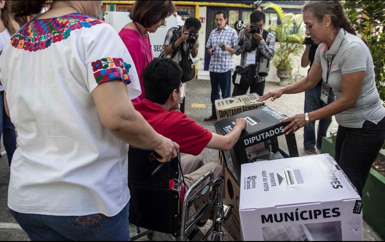 Los electores pueden llegar hasta las urnas acompañados de niños, y además está permitido asistir a cualquier persona con discapacidad o de la tercera edad que así lo requiera. EL INFORMADOR / ARCHIVO
