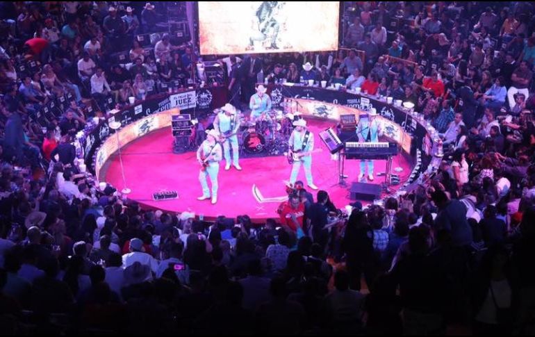 Lupe Esparza, cantante del grupo, dice que Guadalajara es una parte importante de su historia, por lo que estar en Tlaquepaque representa un honor para ellos. FACEBOOK / @grupobronco