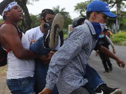 Grupos de civiles, fuertemente armados y encapuchados, han sembrado el pánico en varias ciudades de Nicaragua durante las protestas. AFP/ M. Recinos