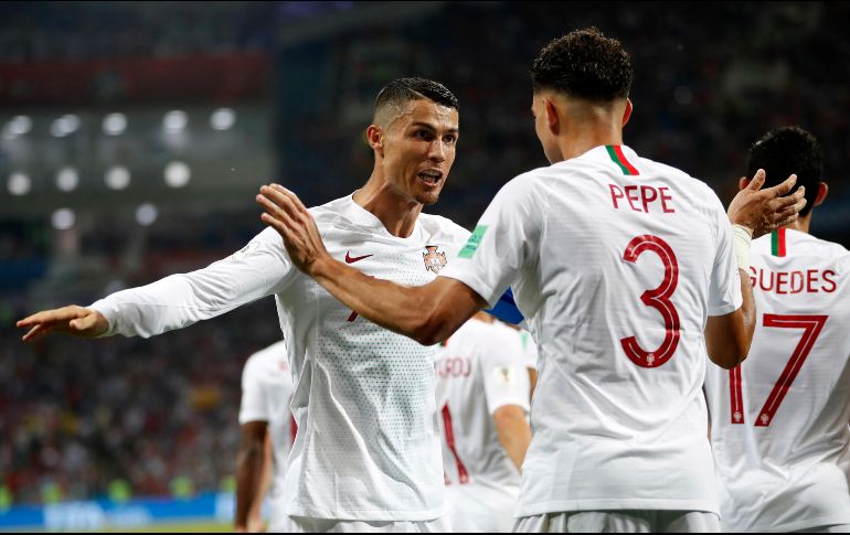 Cristiano celebra con Pepe, que anotó el tanto del empate 1-1 momentáneo entre Portugal y Uruguay. AP/F. Seco
