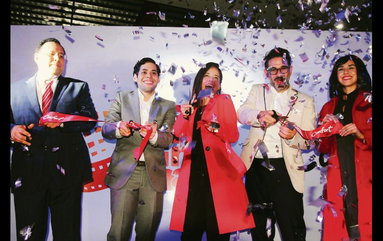 Ana Claudia Talancón  estuvo presente en el corte de listón.