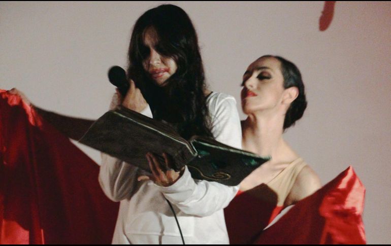 El guion poético fue escrito por Sofía Cham junto con Marcos Rayas; la puesta en escena está rodeada de diversos elementos que tejen temáticas fuertes.