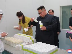 Kim estuvo acompañado por su esposa, Ri Sol-ju, durante su visita a la fábrica de cosméticos. EFE/KCNA