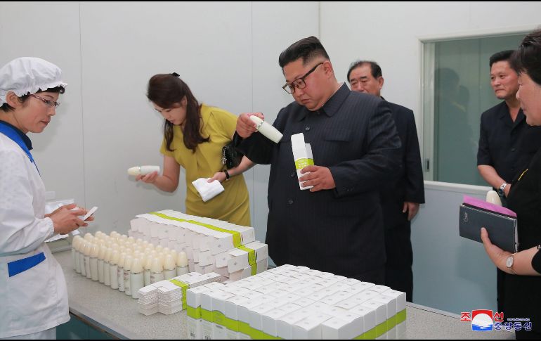 Kim estuvo acompañado por su esposa, Ri Sol-ju, durante su visita a la fábrica de cosméticos. EFE/KCNA