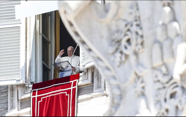 El Papa Francisco saluda a los miles de fieles que se congregaron a atender la misa dominical. EFE/G. Lami