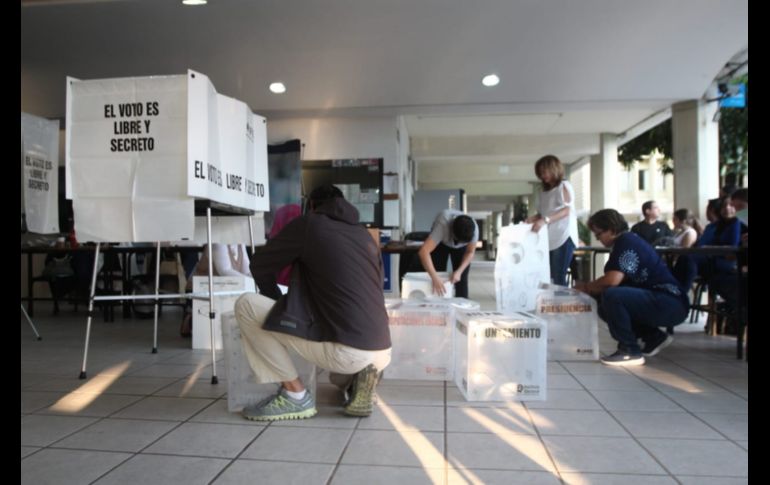 Unas de las primeras incidencias más frecuentes de la jornada es el retraso en la instalación y apertura de casillas. EL INFORMADOR / E. Barrera