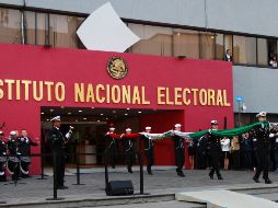 En el patio de la sede del Instituto Nacional Electoral (INE), los integrantes del Consejo General, presididos por Lorenzo Córdova Vianello, realizaron el izamiento de Bandera y entonaron el Himno Nacional. NTX / F. Estrada