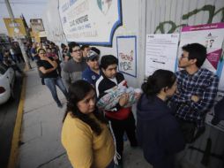 Los ciudadanos correspondientes a la sección 0869 comenzaron a desesperarse y retirarse del lugar para regresar más tarde. EL INFORMADOR / F. Atilano