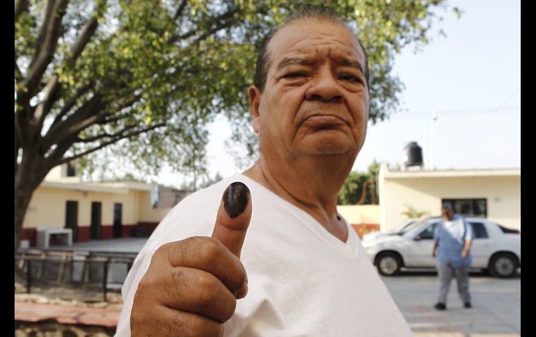 Daniel Rodríguez fue el primero en votar en la escuela primaria Redención Campesina, en Santa Cruz del Valle, Tlajomulco.. EL INFORMADOR / A. Camacho