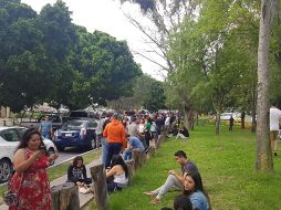 Filas de hasta 50 personas podían verse en algunas casillas de la zona metropolitana, a pesar de que se tenía previsto que a las 08:00 horas estarían abiertas. EL INFORMADOR / R. Bobadilla