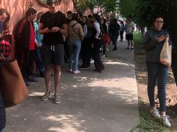 Los ciudadanos comienzan a formarse en las casillas Especiales de la sección 1058 instaladas en Avenida Ignacio L. Vallarta en la colonia Arcos Vallarta. EL INFORMADOR / J. Baumgarten