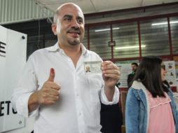 Tras emitir su voto en la casilla ubicada en San Uriel y Santo Santiago en la colonia Chapalita, el candidato estará al tanto del proceso electoral. TWITTER / @Deltoroismael
