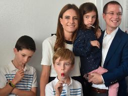 Acompañado por su esposa y sus tres hijos, Anaya acude a la casilla que se localiza en Paseo Constituyentes número 809, colonia Del Valle. AFP / R. Arangua