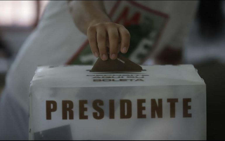 Al segundo tiempo, todos guardaron sus celulares, entregaron sus identificaciones y emitieron su voto. EL INFORMADOR / F. Atilano