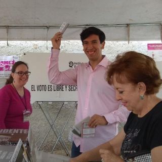 Kumamoto lee poema y recuerda a políticos asesinados al acudir a votar