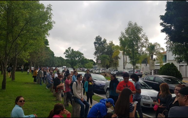 Hasta las 10:00 de la mañana, más de mil 500 personas se encontraban formadas en el Parque Metropolitano en Zapopan para obtener un turno en alguna de las dos casillas especiales instaladas. EL INFORMADOR / R. Bobadilla