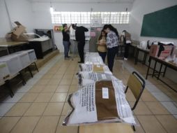 En algunas casillas, observadores mencionan que se les capacitó para visualizar que la jornada se lleve en calma y se mantenga un orden de las personas que asistan a votar. EL INFORMADOR / F. Atilano