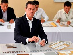 El mandatario acudió acompañado de su familia. AFP/ O. Torres