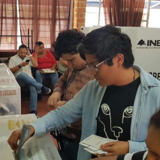 Saúl Hernández, emocionado al votar por primera vez