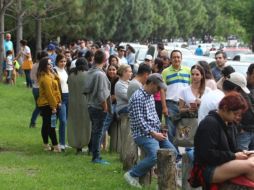 En algunas casillas especiales, como la del Metropolitano (foto), pueden verse, más o menos, mil 500 personas formadas y sólo cuentan con 750 boletas. EL INFORMADOR / E. Getse