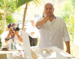 Alfaro acudió a votar a la casilla ubicada en avenida La Paz, en la colonia Arcos Vallarta. EL INFORMADOR / G. Gallo