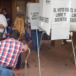 Personas de talla pequeña tienen complicaciones al emitir su voto