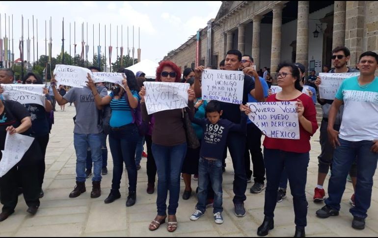 Otros ciudadanos también se manifestaron afuera del Instituto Cabañas. EL INFORMADOR / G. Esparza