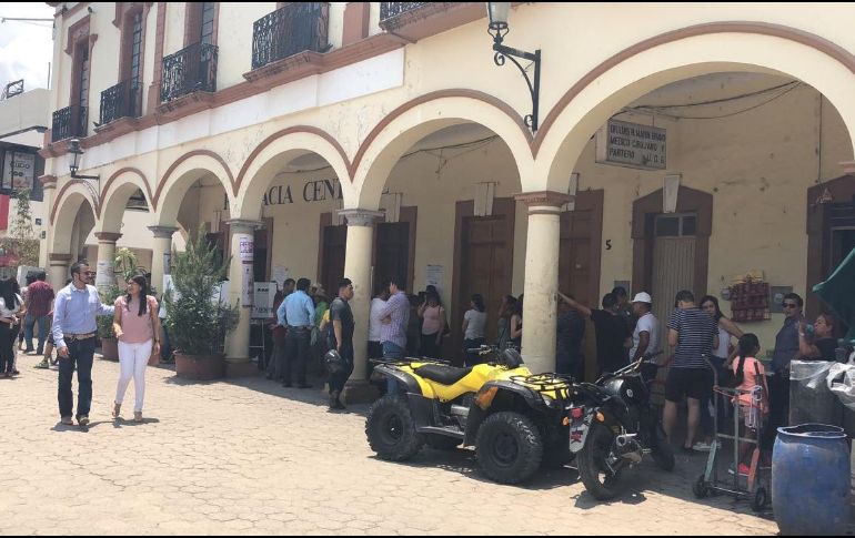 En la plaza principal de Ameca, ciudadanos foráneos acuden a emitir su voto. ESPECIAL