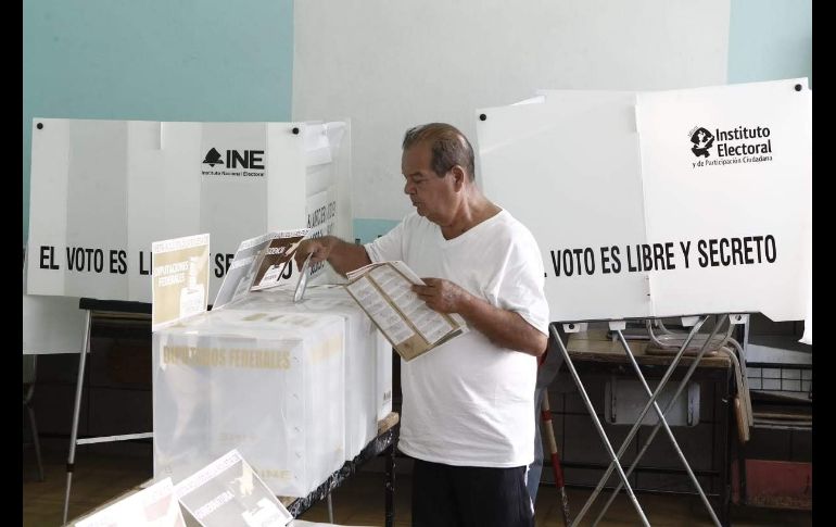 Daniel Rodríguez fue el primero en votar en la escuela primaria Redención Campesina, en Santa Cruz del Valle, Tlajomulco. EL INFORMADOR