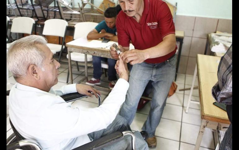 Ramiro Montaño ejerció su derecho en una casilla de Santa Cruz del Valle en Tlajomulco. Tuvo preferencia para votar pues anda en silla de ruedas, pero indicó que el espacio no estaba adaptado, pues no había rampas en el acceso y tuvo que estirarse para marcar las boletas en las mamparas. EL INFORMADOR
