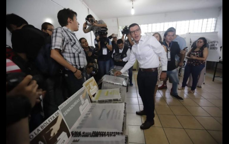 El candidato a gobernador por el PRI,  Miguel Castro, en la colonia Prados del Nilo del municipio de Tlaquepaque. EL INFORMADOR