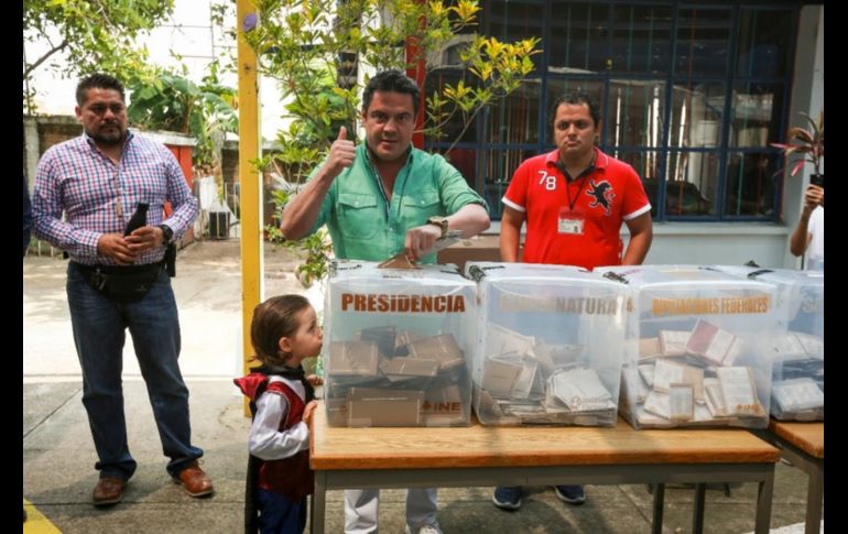 El gobernador de Jalisco, Aristóteles Sandoval, acudió a un jardín de niños en la Colonia Independencia. EL INFORMADOR
