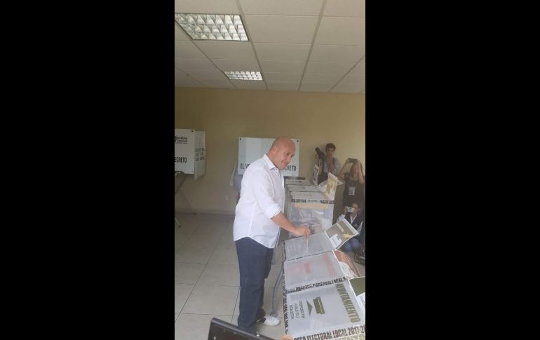 El candidato de Movimiento Ciudadano a la gubernatura, Enrique Alfaro, votó en avenida La Paz, colonia Arcos Vallarta. EL INFORMADOR