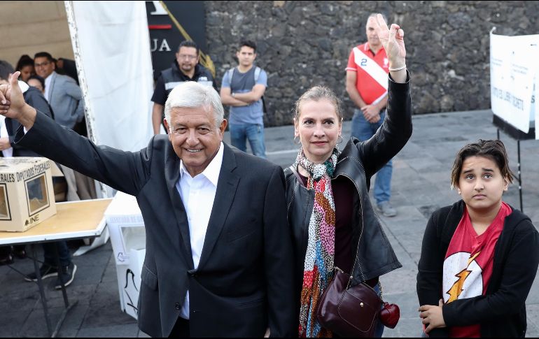 El candidato presidencial fue acompañado por su familia en el momento de emitir su voto. SUN / V. Rosas