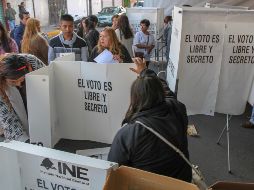 Los electores, irritados, comienzan a irse de del lugar pues llevan, más o menos, hora y media de espera para emitir su voto. NTX / A. Rodríguez