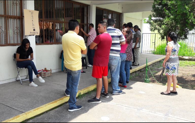 Decenas de ciudadanos asisten a la casilla para hacer valer su derecho al voto. EL INFORMADOR / O. Álvarez