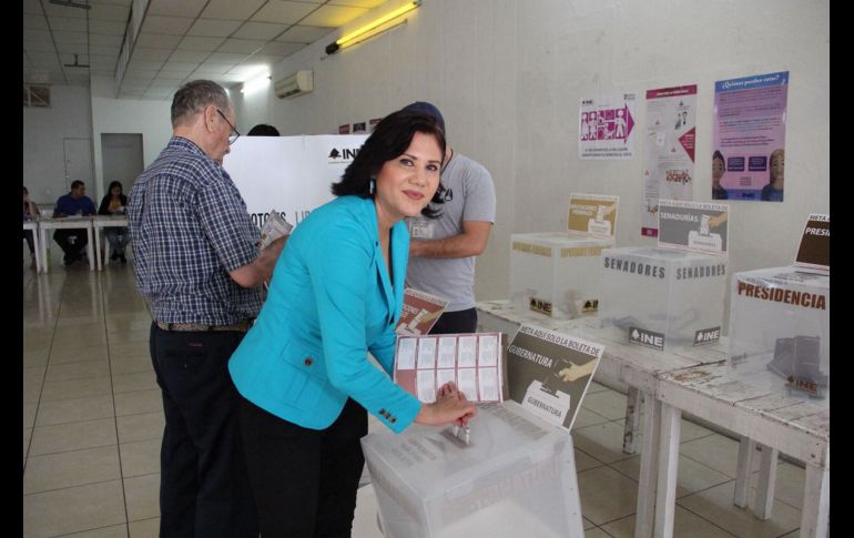 La candidata a la gubernatura por el partido Nueva Alianza, Martha Rosa Araiza Soltero, en la casilla en el Club de Leones del municipio de El Grullo. NTX/ESPECIAL